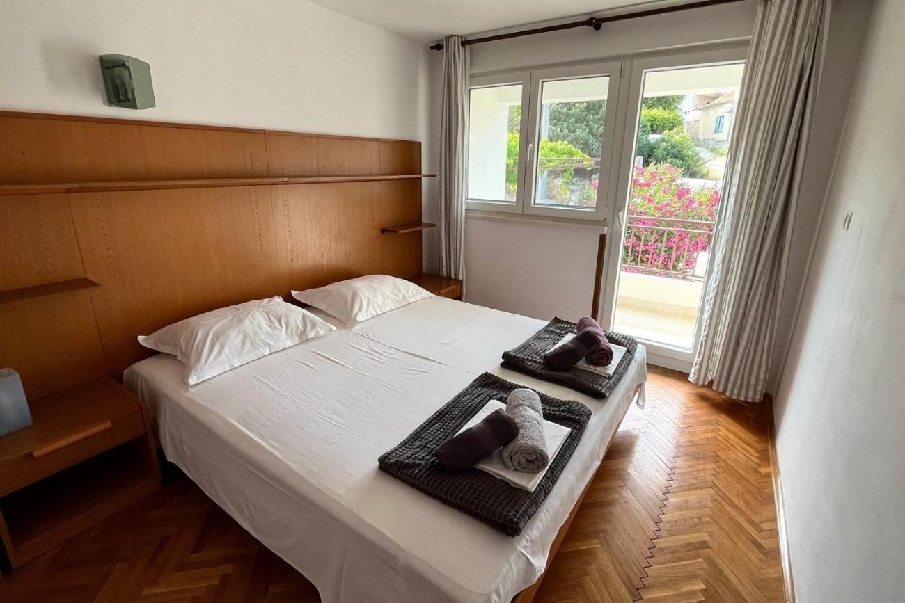 Apartments By The Sea Maslinica, Solta - 774 Grohote Bagian luar foto